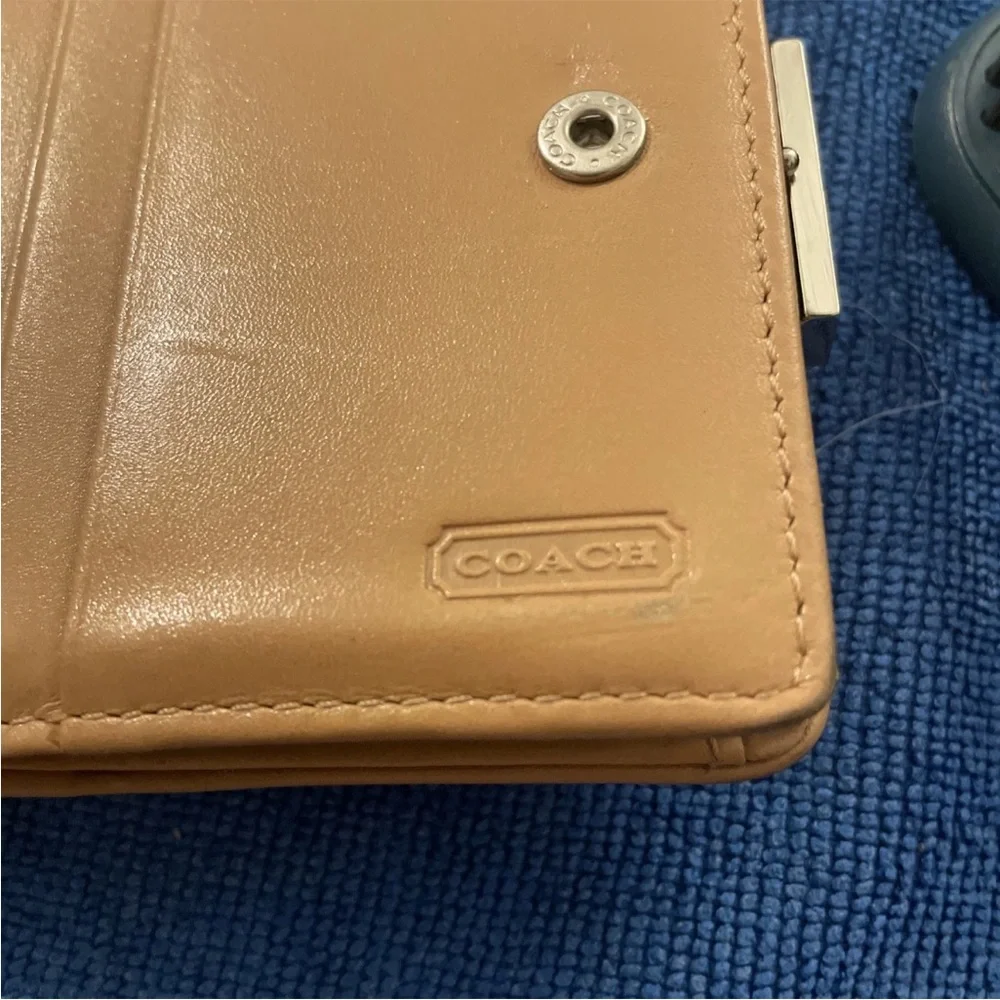 Coach White Leather Wallet Y2K Era Snap Closure 🔥 - Picture 13 of 15